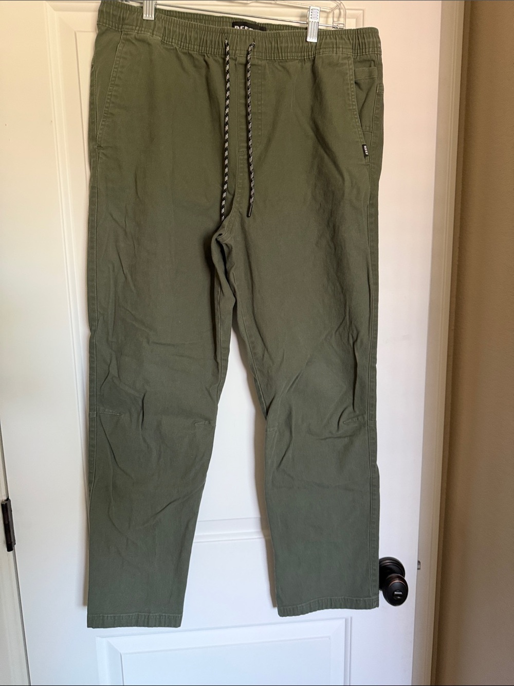 Reef Men's Olive Green Elastic Waist Drawstring Shorts
